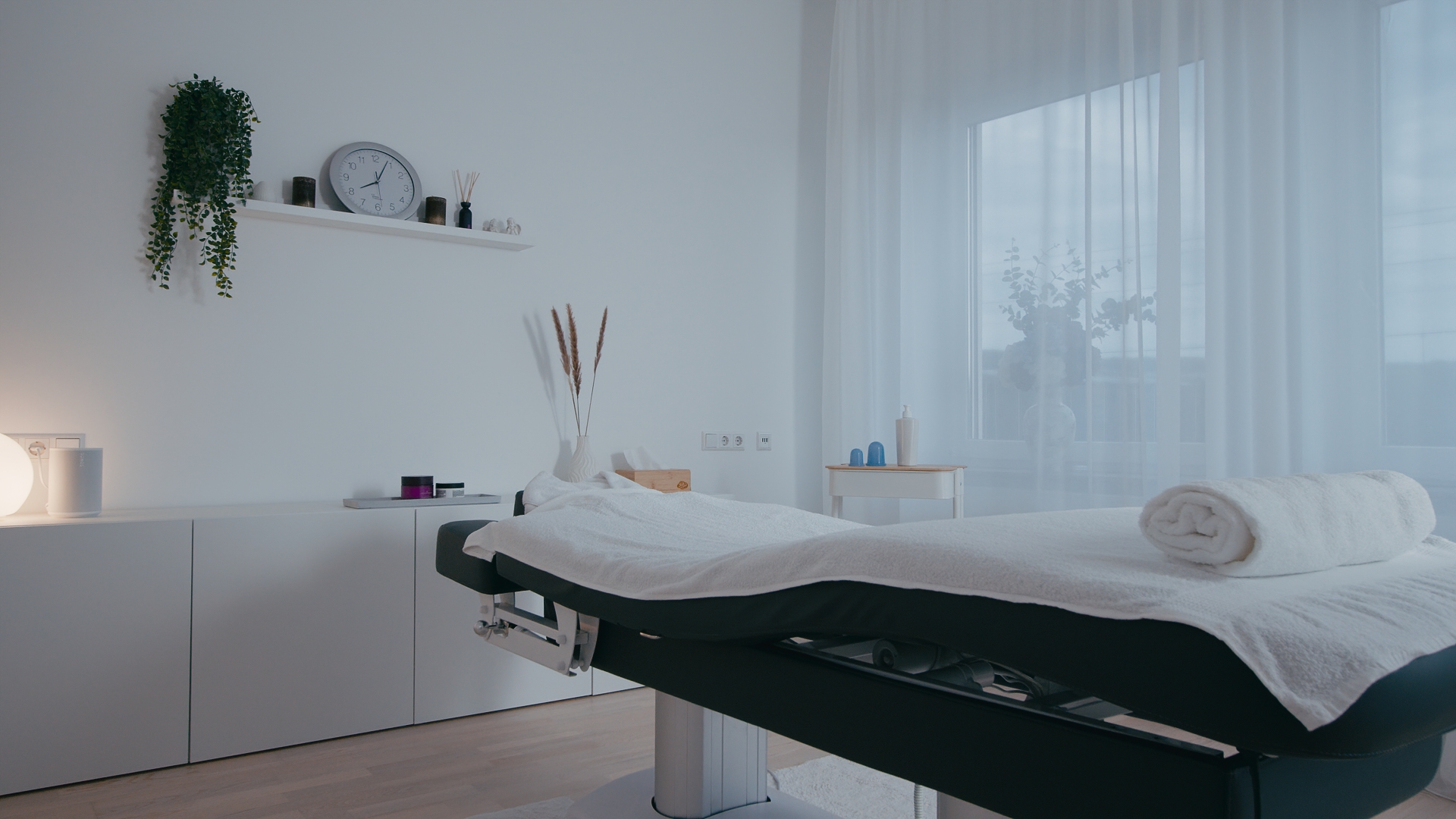 Ruhige Atmosphäre im Behandlungsraum – MASSAGEWERK Stuttgart
