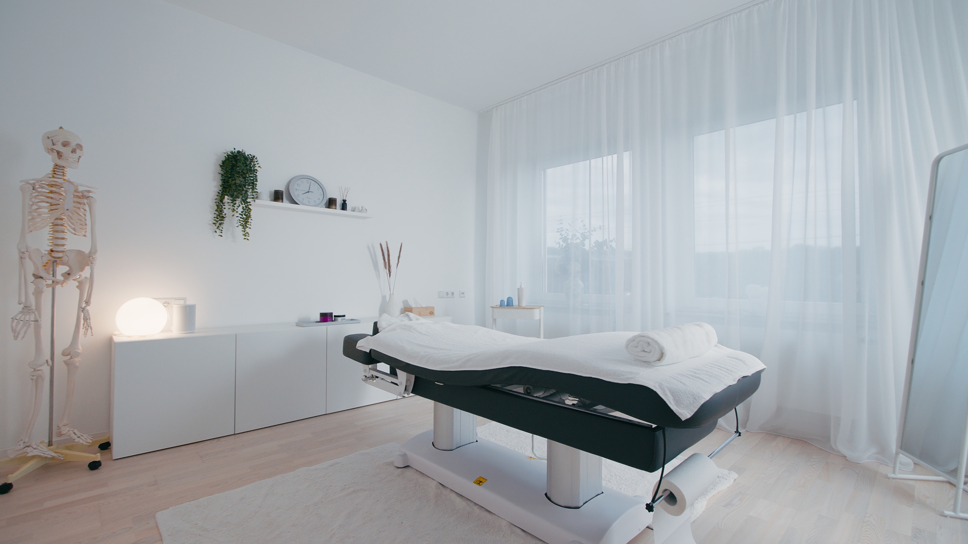 Behandlungsraum mit Liege – MASSAGEWERK Stuttgart